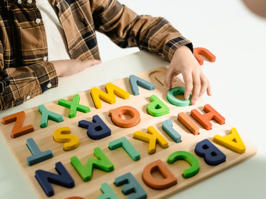 Niño jugando con letras del abecedario